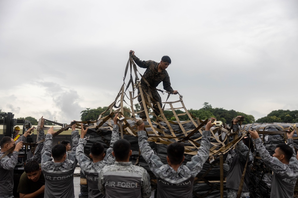 U.S. Marines with III Marine Expeditionary Force support humanitarian relief efforts alongside Philippine allies