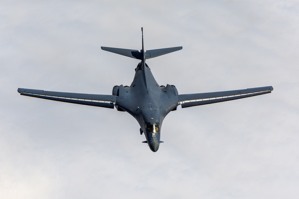 Edwards AFB B-1 flies over the Pacific Airshow