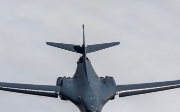 Edwards AFB B-1 flies over the Pacific Airshow