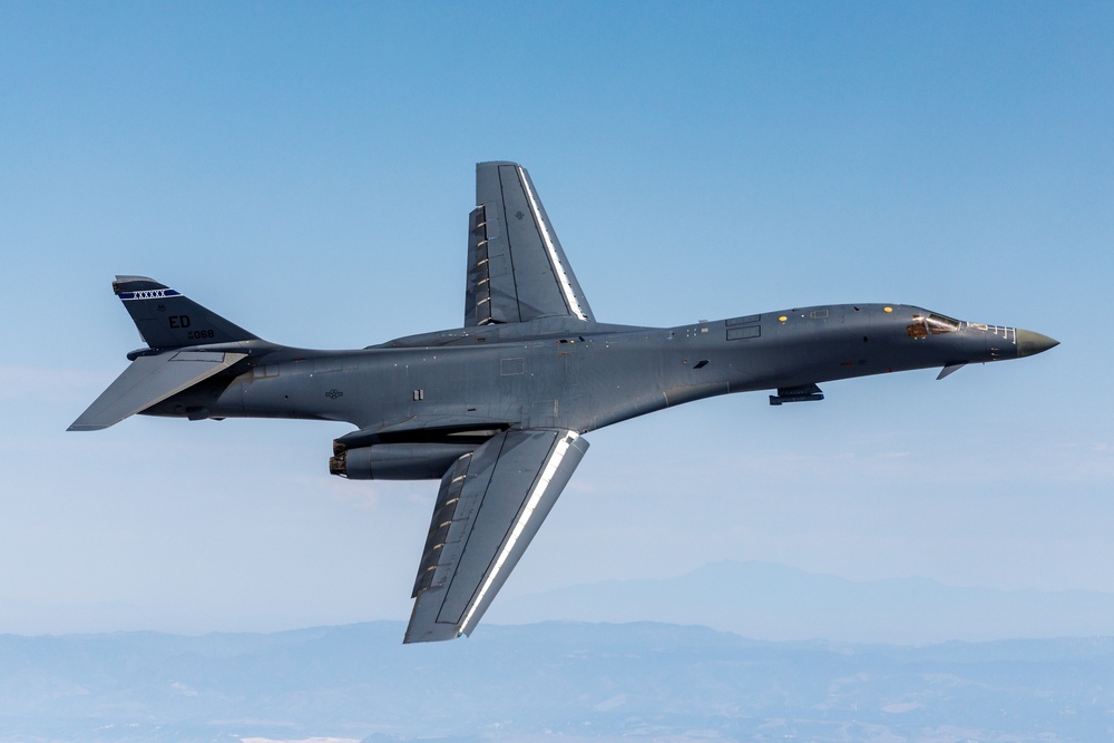 Edwards AFB B-1 Flies over the Pacific Airshow