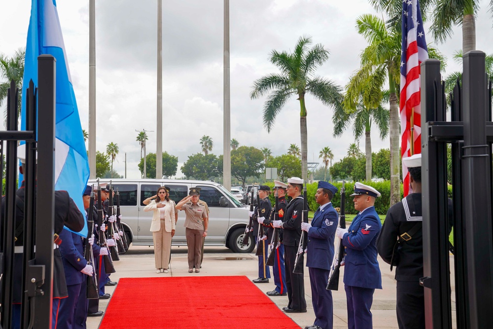 Honduran Minister of Defense visits U.S. Southern Command