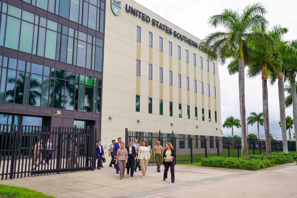 Honduran Minister of Defense visits U.S. Southern Command