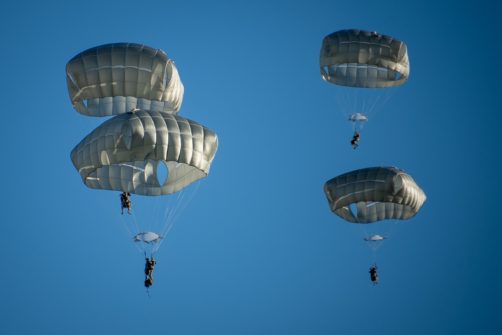 Arctic Angels Conduct Airborne Operations During JPMRC 25-01
