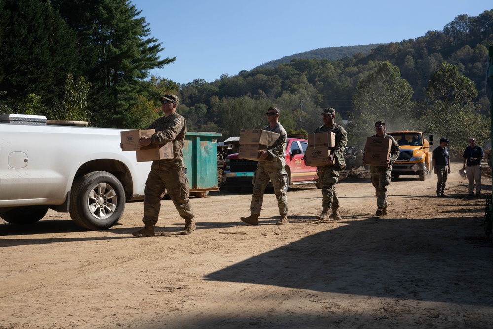 101st Airborne Division Soldiers Deliver Relief Supplies