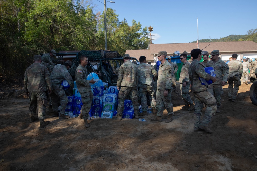 101st Airborne Division Soldiers Deliver Relief Supplies