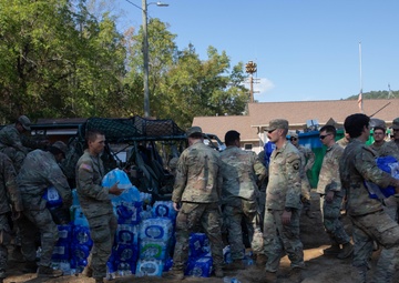 101st Airborne Division Soldiers Deliver Relief Supplies