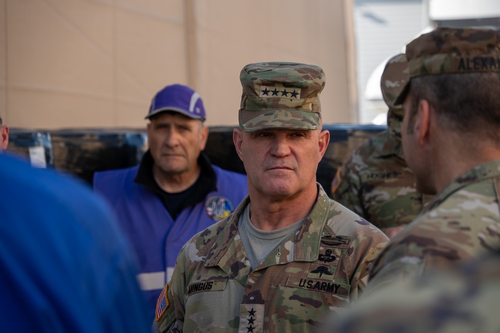 General James Mingus visits the 1st Cavalry Division Artillery DIVARTY