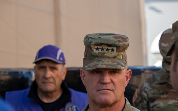 General James Mingus visits the 1st Cavalry Division Artillery DIVARTY
