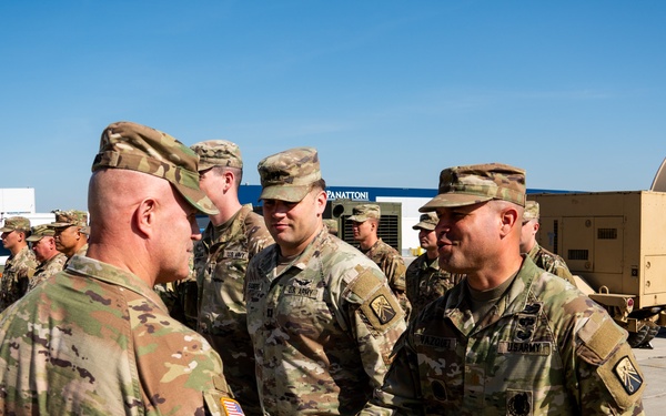 General James Mingus visits the 1st Cavalry Division Artillery DIVARTY