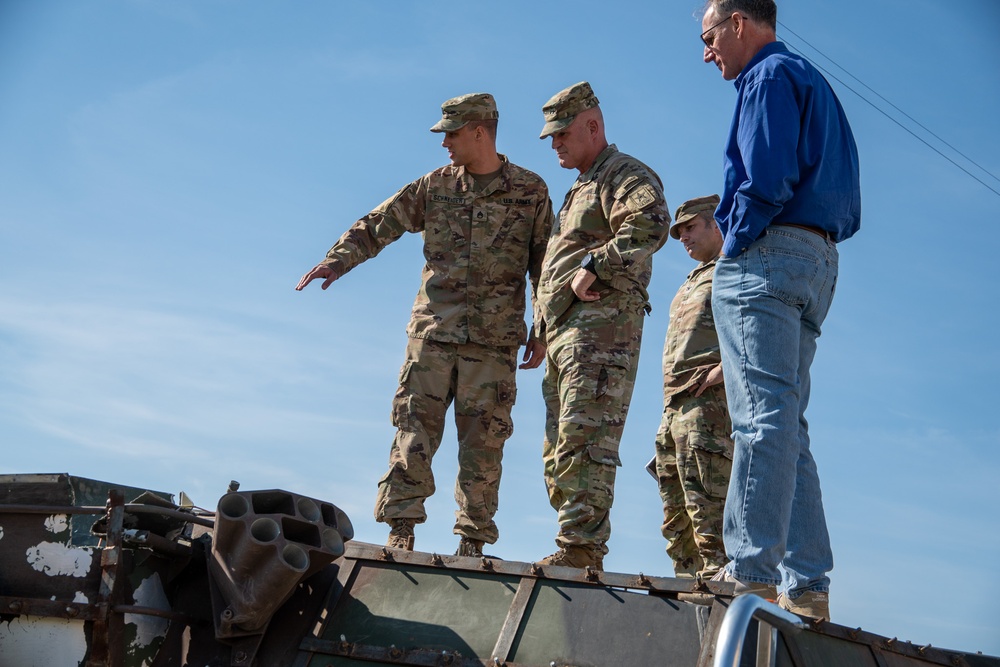 General James Mingus visits the 1st Cavalry Division Artillery DIVARTY