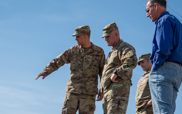 General James Mingus visits the 1st Cavalry Division Artillery DIVARTY