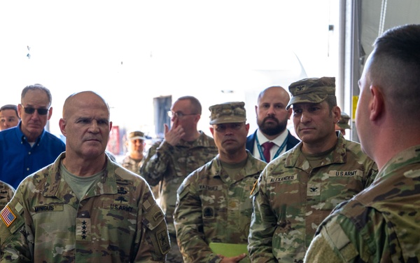 General James Mingus visits the 1st Cavalry Division Artillery DIVARTY