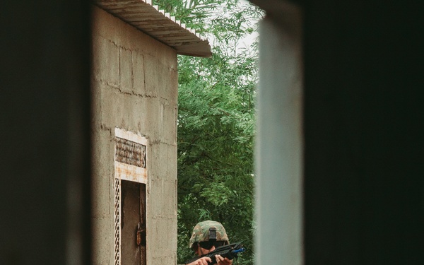 French and U.S. forces conduct close quarter combat training.