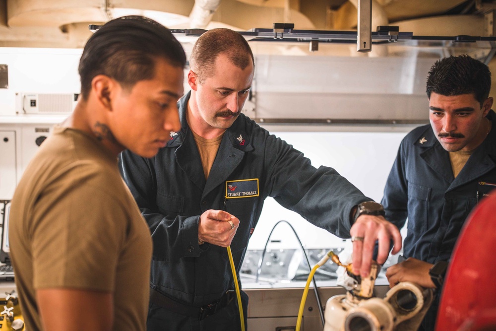 USS George Washington Sailors Conduct Nose-Landing Gear Pre-Test