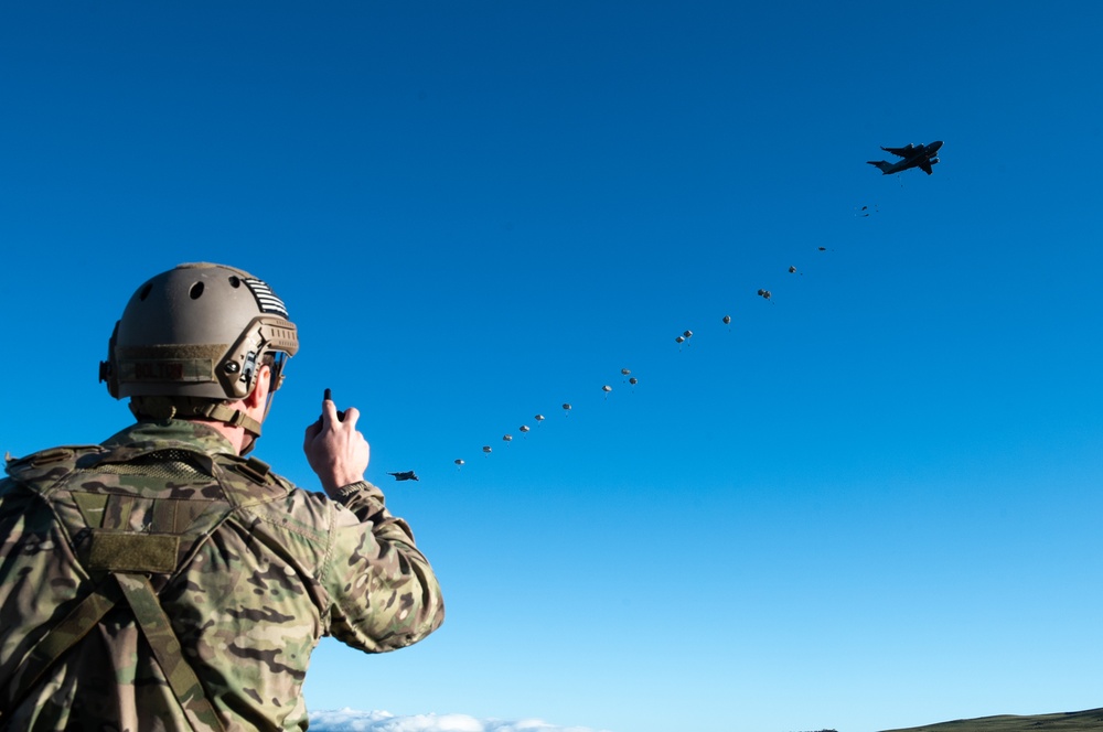 Arctic Aloha airborne troops descend to Hawaii for JPMRC