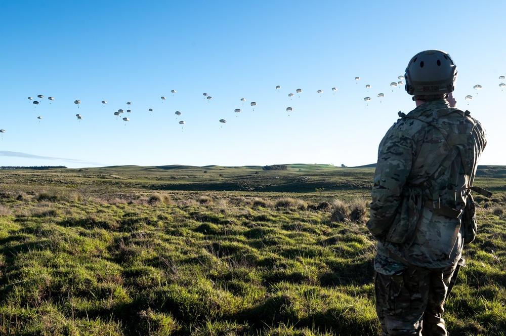 Arctic Aloha airborne troops descend to Hawaii for JPMRC