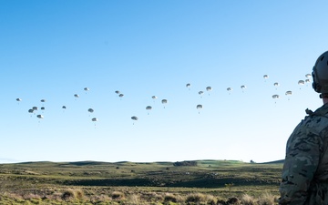 Arctic Aloha airborne troops descend to Hawaii for JPMRC