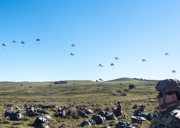 Arctic Aloha airborne troops descend to Hawaii for JPMRC