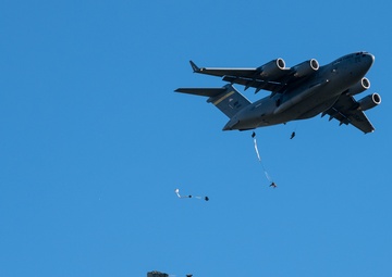 Arctic Aloha airborne troops descend to Hawaii for JPMRC