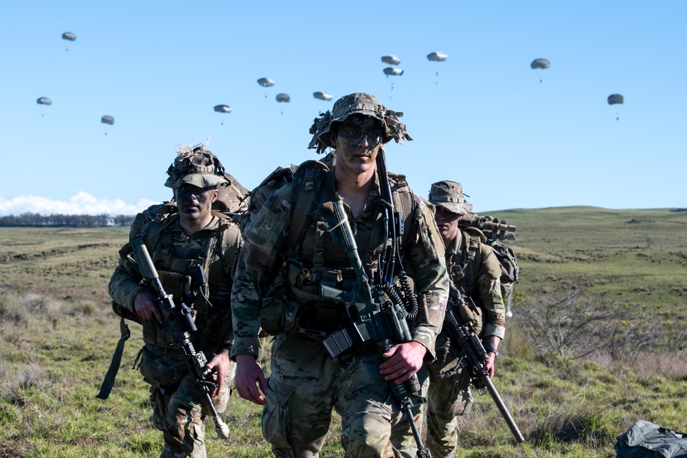 Arctic Aloha airborne troops descend to Hawaii for JPMRC