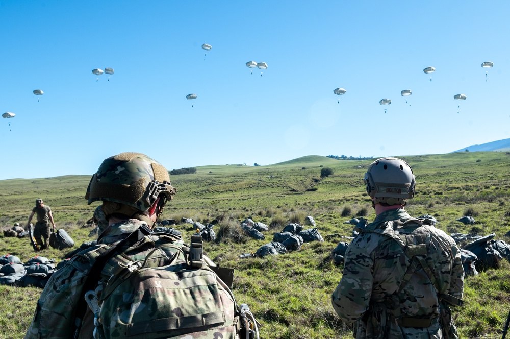 Arctic Aloha airborne troops descend to Hawaii for JPMRC