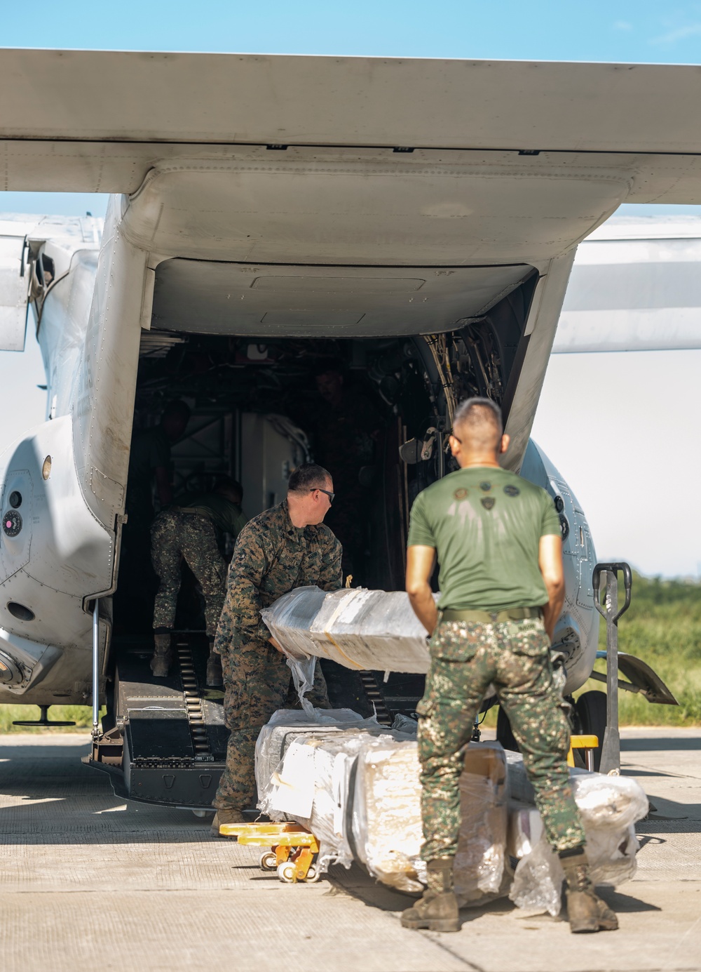 MRF-SEA Marines load MV-22 Osprey’s in Laoag to Support Relief Efforts Alongside Philippine Allies