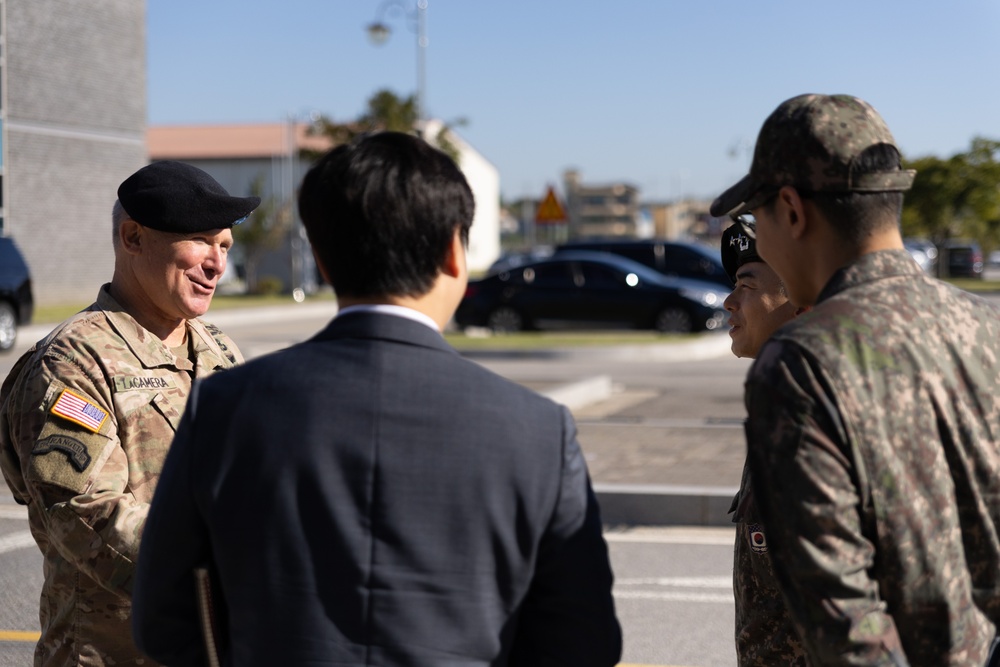 ROK Minister of National Defense Kim Yong-Hyun visits ROK-U.S. Combined Forces Command