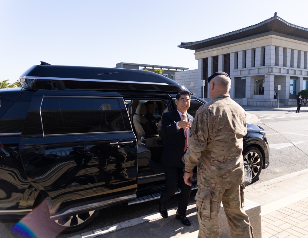 ROK Minister of National Defense Kim Yong-Hyun visits ROK-U.S. Combined Forces Command