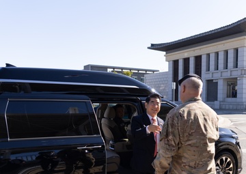 ROK Minister of National Defense Kim Yong-Hyun visits ROK-U.S. Combined Forces Command
