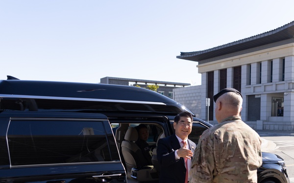 ROK Minister of National Defense Kim Yong-Hyun visits ROK-U.S. Combined Forces Command
