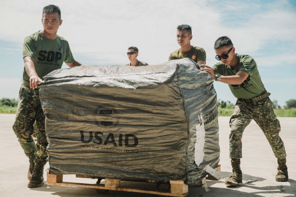 Philippine, U.S. Marines Transport Cargo onto MV-22Bs to Support Typhoon Relief Efforts