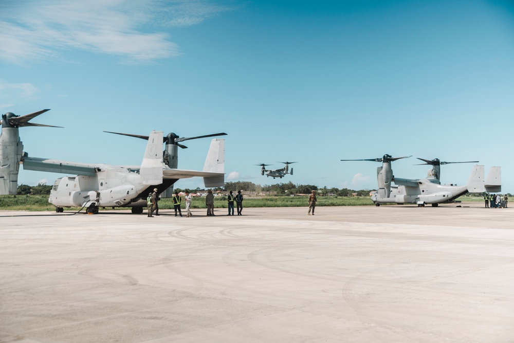 Philippine, U.S. Marines Transport Cargo onto MV-22Bs to Support Typhoon Relief Efforts