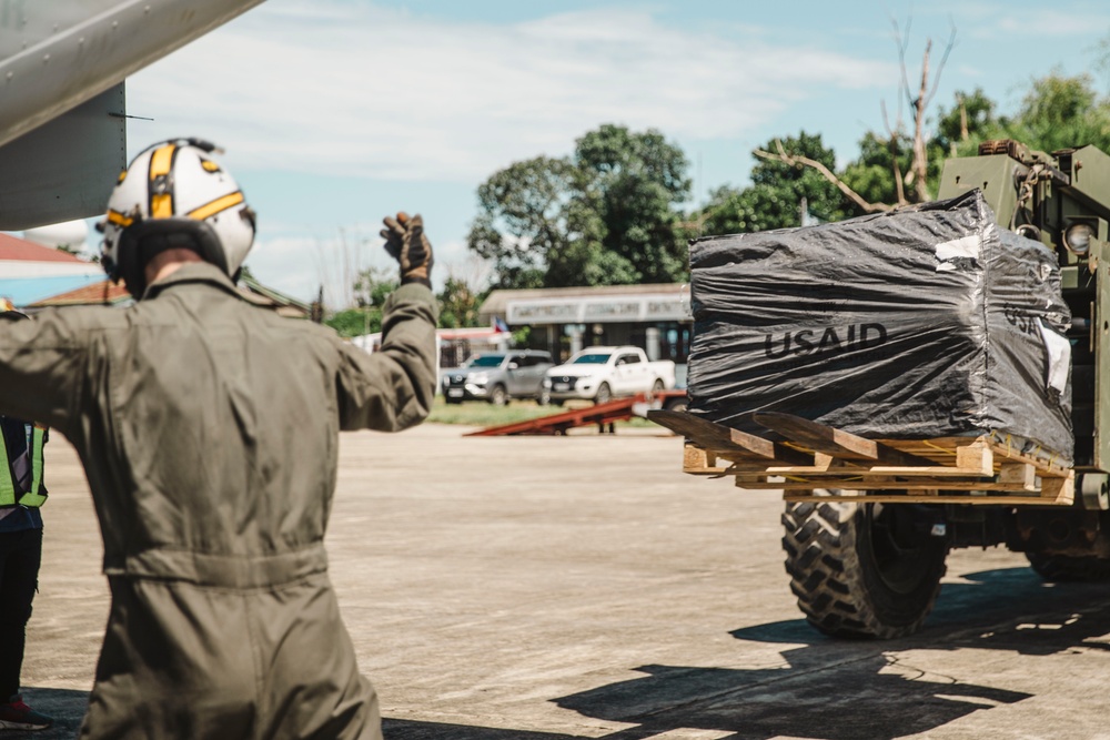 Philippine, U.S. Marines Transport Cargo onto MV-22Bs to Support Typhoon Relief Efforts