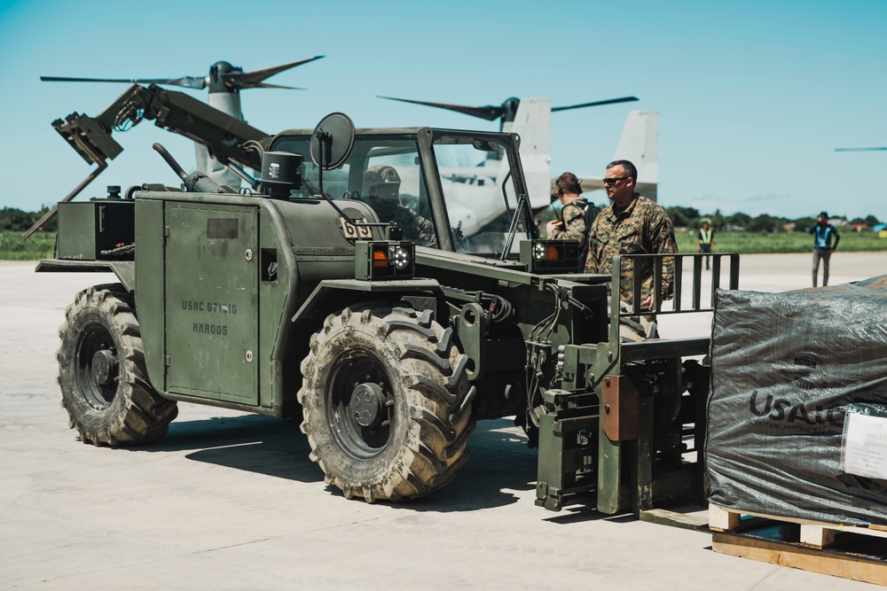 Philippine, U.S. Marines Transport Cargo onto MV-22Bs to Support Typhoon Relief Efforts