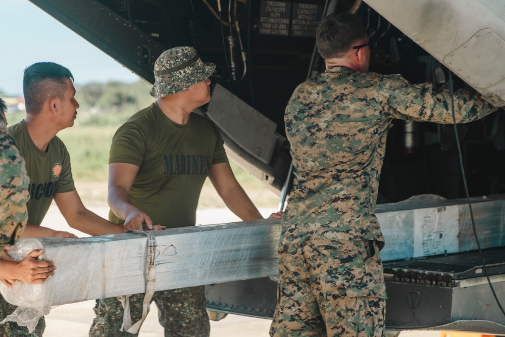 Philippine, U.S. Marines Transport Cargo onto MV-22Bs to Support Typhoon Relief Efforts