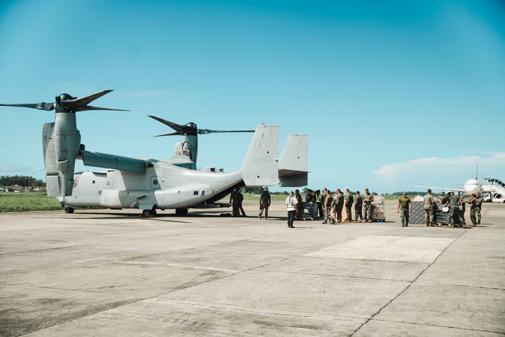 Philippine, U.S. Marines Transport Cargo onto MV-22Bs to Support Typhoon Relief Efforts