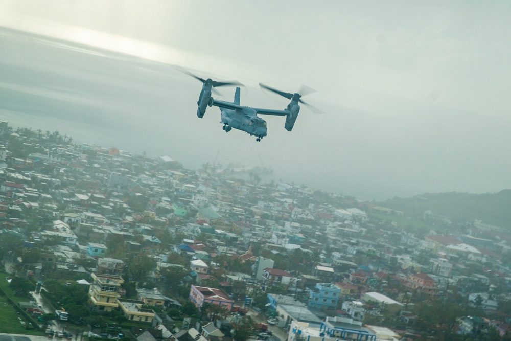 15th MEU MV-22B Ospreys Transport Relief Supplies Following Typhoon in Philippines