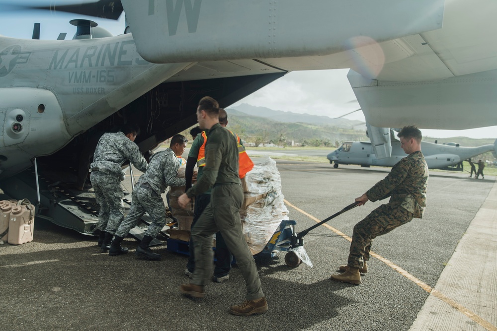 15th MEU MV-22B Ospreys Transport Relief Supplies Following Typhoon in Philippines