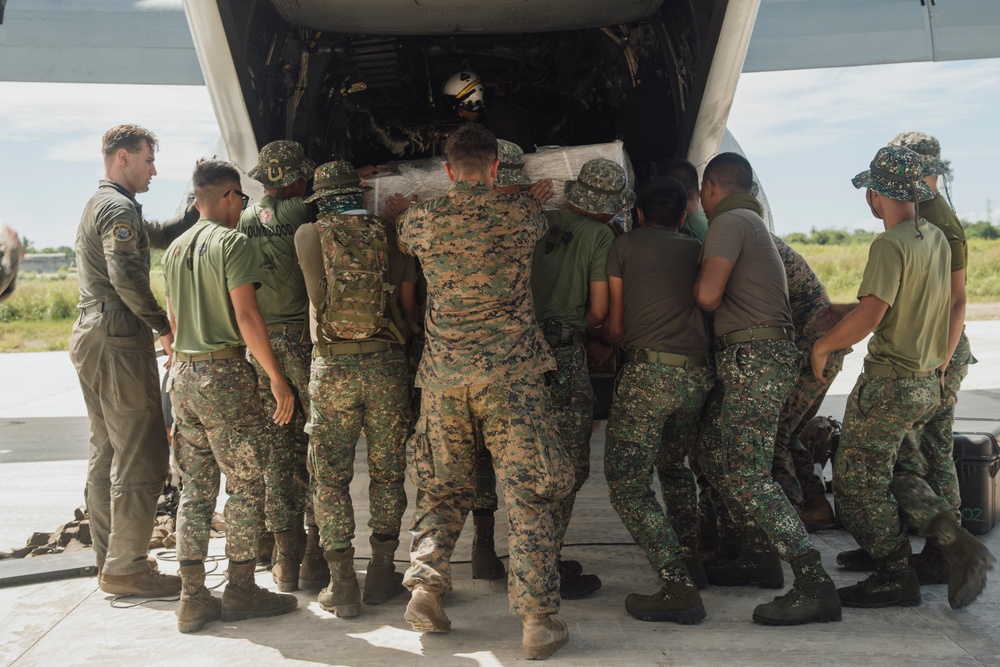 15th MEU MV-22B Ospreys Transport Relief Supplies Following Typhoon in Philippines