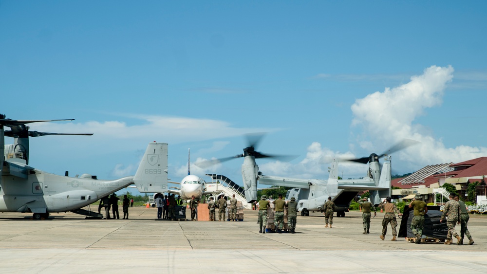 15th MEU MV-22B Ospreys Transport Relief Supplies Following Typhoon in Philippines