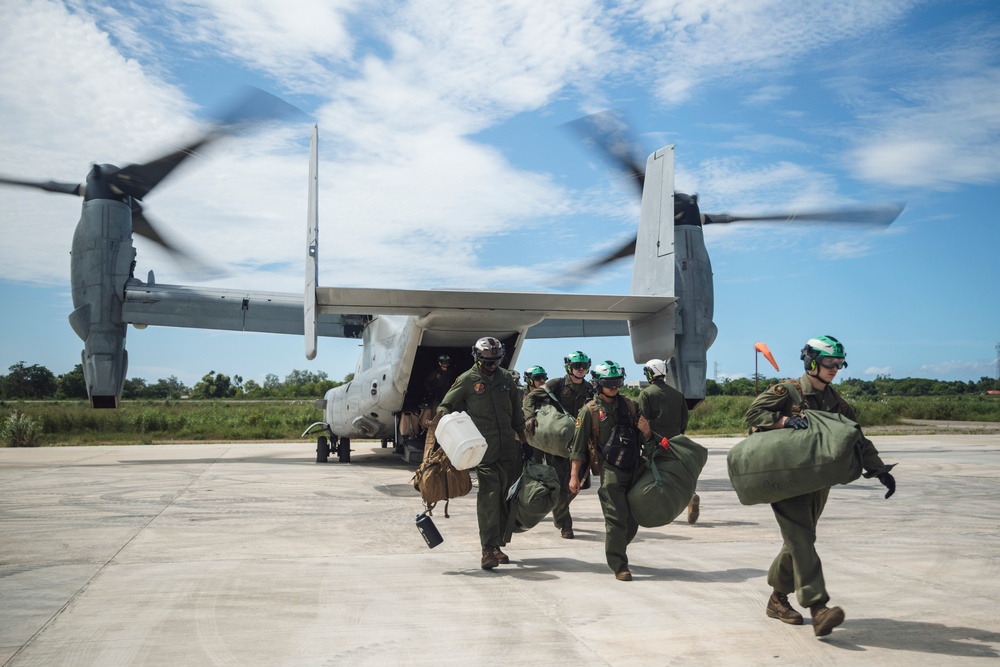 15th MEU MV-22B Ospreys Transport Relief Supplies Following Typhoon in Philippines