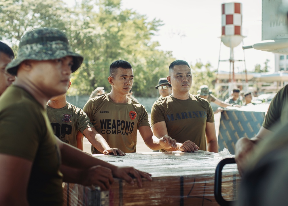 15th MEU MV-22B Ospreys Deliver Foreign Disaster Relief Supplies to Batan Island