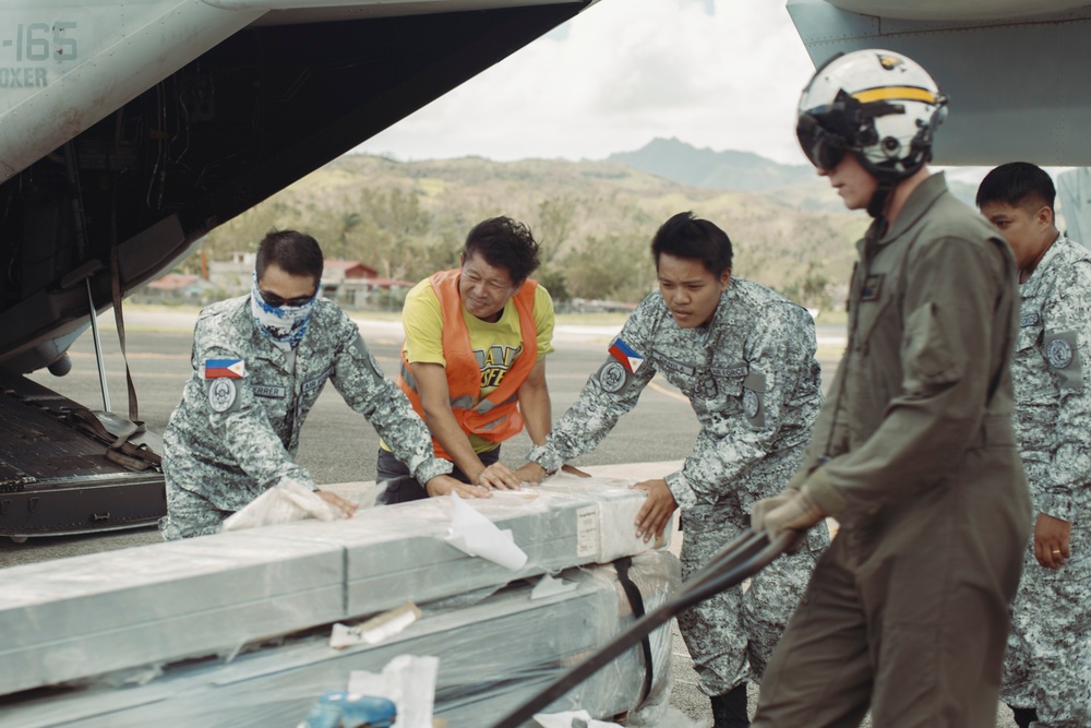 15th MEU MV-22B Ospreys Deliver Foreign Disaster Relief Supplies to Batan Island