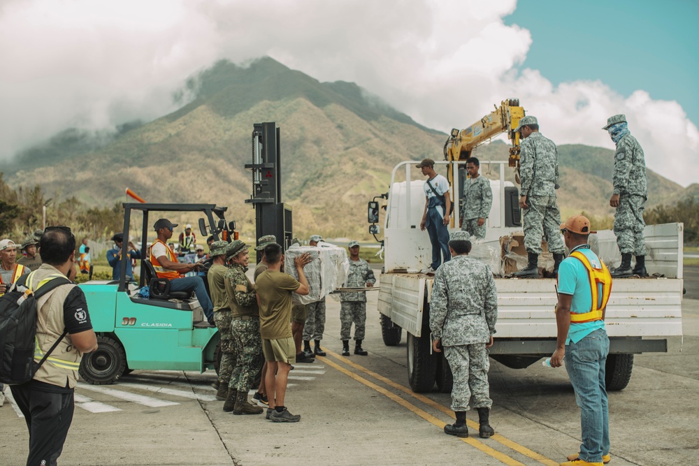 15th MEU MV-22B Ospreys Deliver Foreign Disaster Relief Supplies to Batan Island