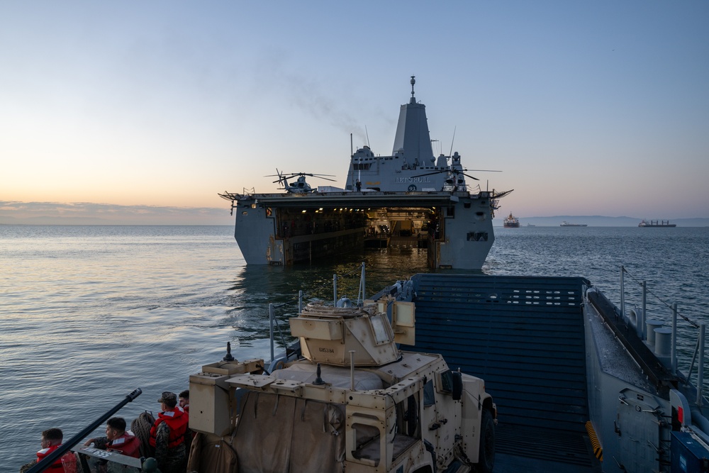 ACU 1 offloads Marines and vehicles