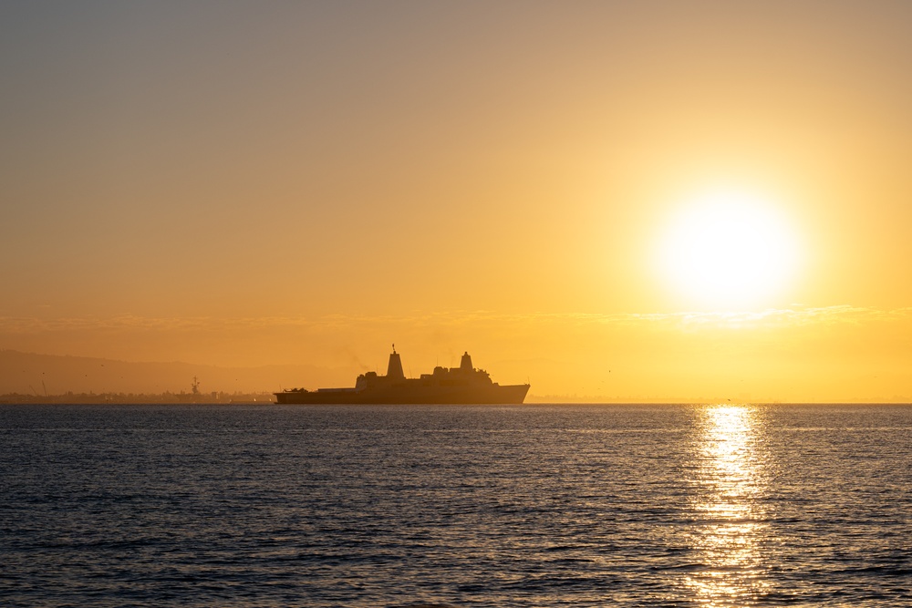 ACU 1 offloads Marines and vehicles