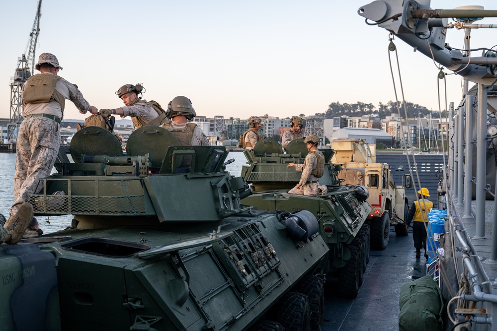 ACU 1 offloads Marines and vehicles