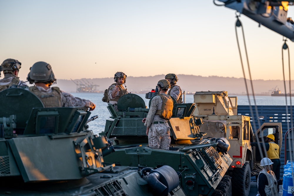 ACU 1 offloads Marines and vehicles