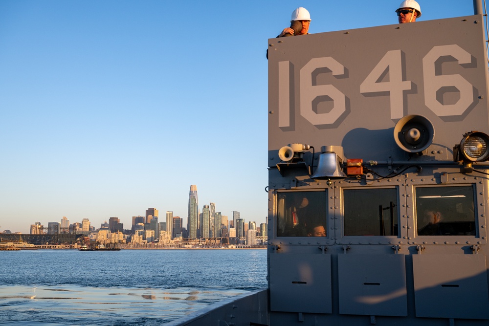 ACU 1 offloads Marines and vehicles