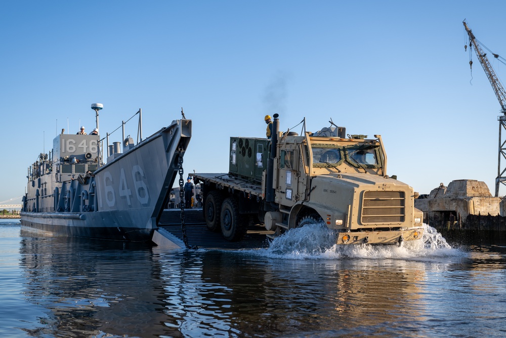 ACU 1 offloads Marines and vehicles